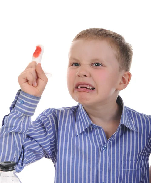 Gråtande pojke med ett bandage finger. — Stockfoto