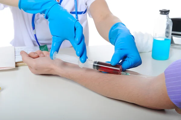 Läkaren gör ett bandage till patienten看護婦が患者、注射. — ストック写真