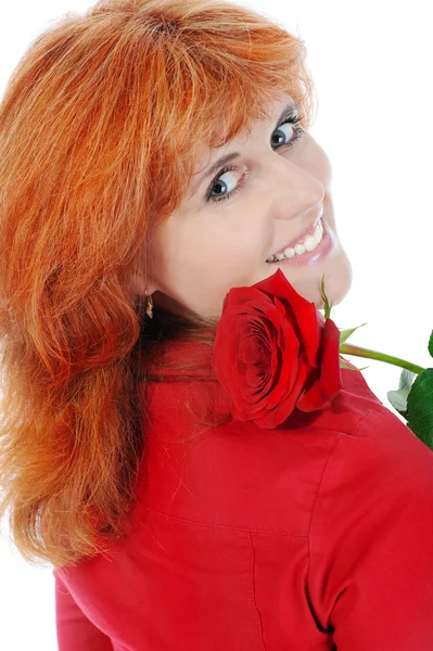 Piękna rudowłosa dziewczyna z różą. — Zdjęcie stockowe