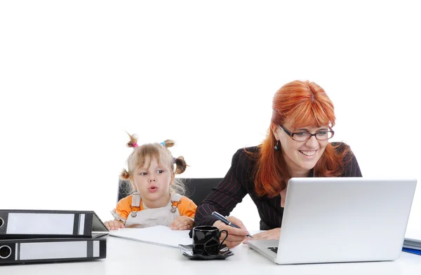 Meisje met haar moeder in het kantoor. — Stockfoto