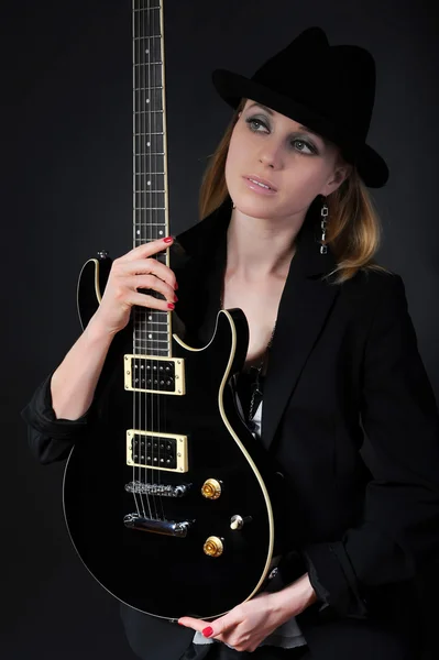 Блондинка з гітарою — стокове фото