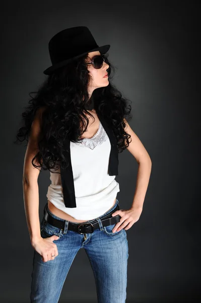 Lány egy fehér inget és farmert a profil — Stock Fotó