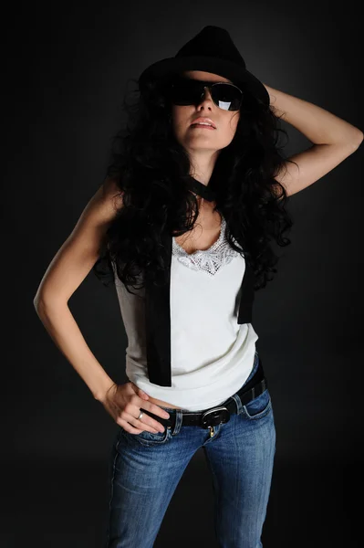 Дівчина в білій футболці, капелюсі та сонцезахисних окулярах — стокове фото