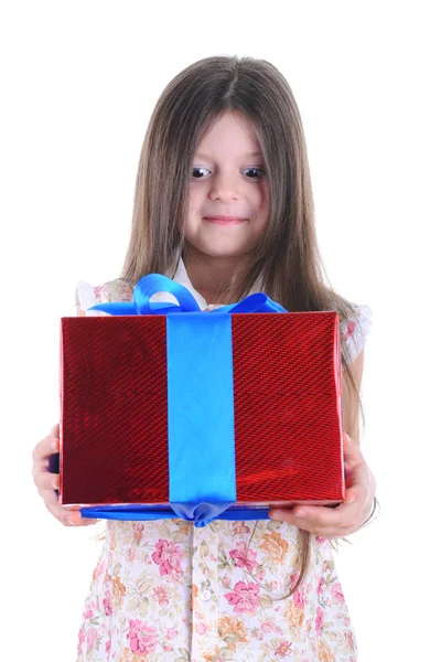 Chica sorprendida con un regalo — Foto de Stock