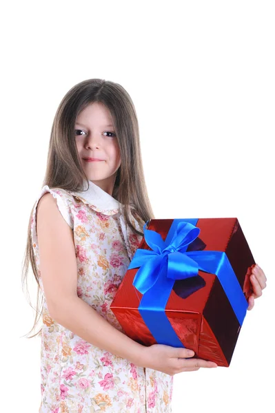 Klein meisje houden in handen een geschenk — Stockfoto