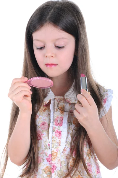 Маленькая девочка с зеркалом и помадой — стоковое фото