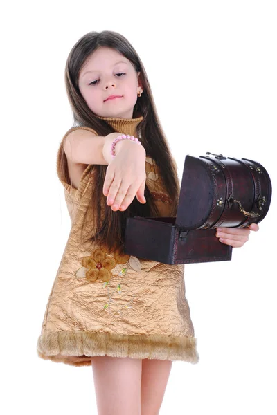 Het kleine meisje probeert op een armband — Stockfoto