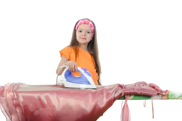 Mädchen streicht über ein rosa Abendkleid — Stockfoto