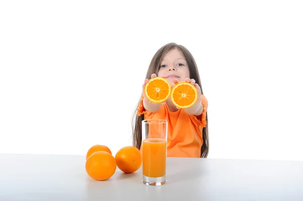 Κορίτσι δείχνει πορτοκαλί τμήματα — Φωτογραφία Αρχείου