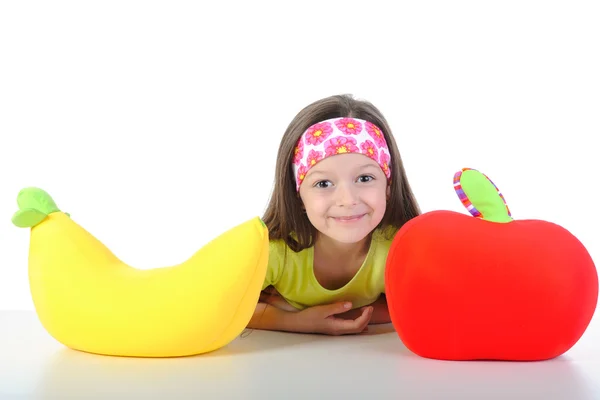 Μικρό κορίτσι στο τραπέζι με μια μεγάλη μπανάνα και το μήλο — Φωτογραφία Αρχείου