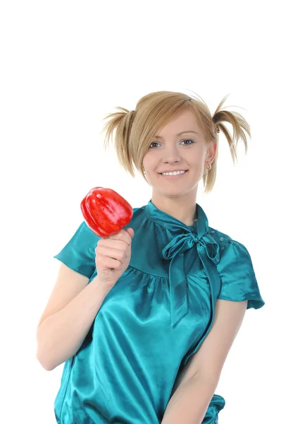 Jeune fille souriante tenant un poivron rouge . — Photo