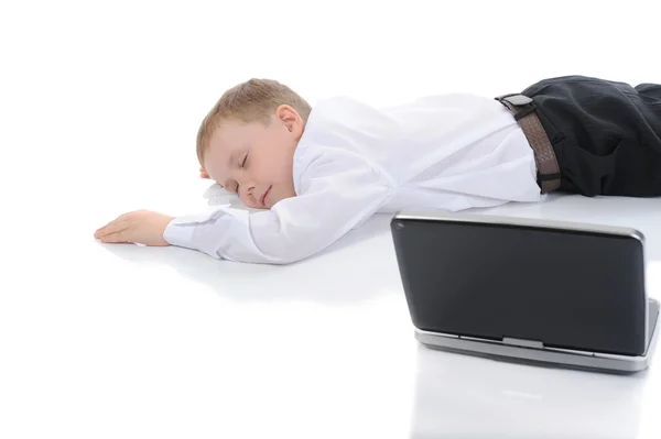 Μικρό αγόρι έπεσε κοιμισμένος μπροστά από ένα φορητό υπολογιστή — Φωτογραφία Αρχείου