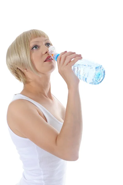 Esportes menina bebe água de uma garrafa — Fotografia de Stock
