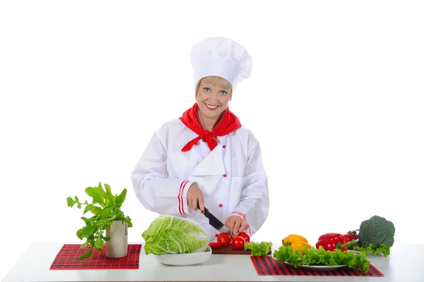 Menina corta os tomates na cozinha . — Fotografia de Stock