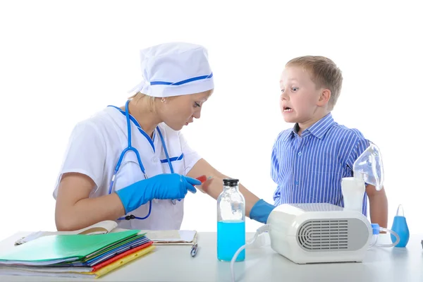 El médico le mostró al niño cómo hacer una inyección. — Foto de Stock
