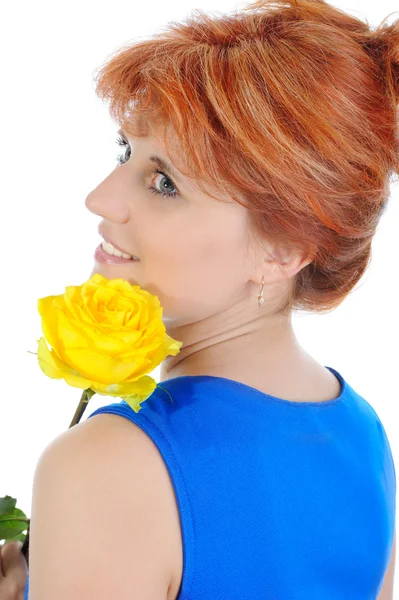 Ung kvinna med en gul ros. — Stockfoto