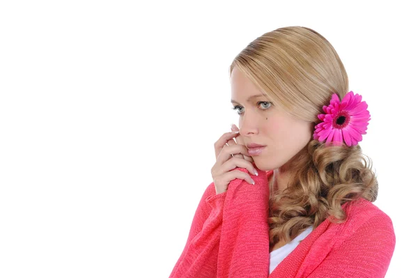 Vacker flicka med en blomma i håret. — Stockfoto