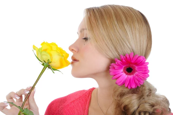 Schönes Mädchen mit einer gelben Rose. — Stockfoto