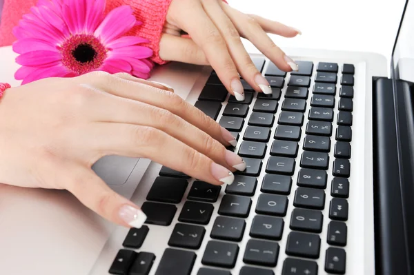 Belles mains avec une manucure au clavier . — Photo