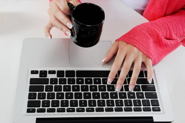 Women's hands with a manicure on the keyboard. — Stock Photo, Image
