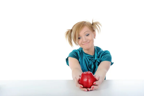 Piękne, uśmiechnięte dziewczyny z jabłkiem. — Zdjęcie stockowe