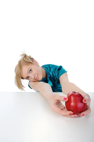 Junge Frau mit einem Apfel — Stockfoto