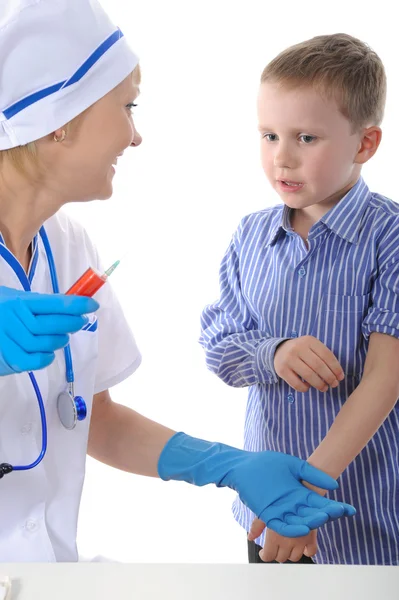 Zeven jaar jongen is bang van injecties. — Stockfoto