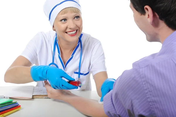 Arts maakt de patiënt een injectie — Stockfoto