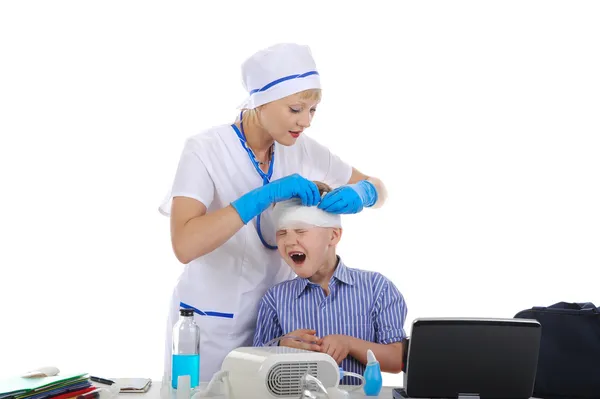 Γιατρός καλυμμένο με επίδεσμο το κεφάλι λίγο ασθενής — Φωτογραφία Αρχείου