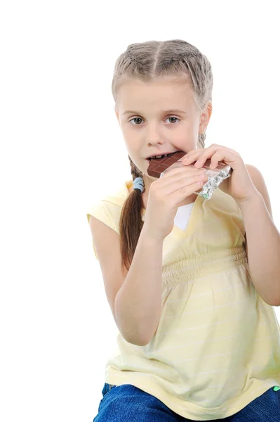 Klein meisje dat chocolade eet. — Stockfoto