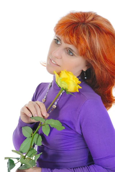 Roodharige vrouw met een gele roos. — Stockfoto