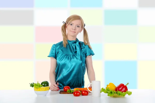 Mooi meisje in de keuken — Stockfoto