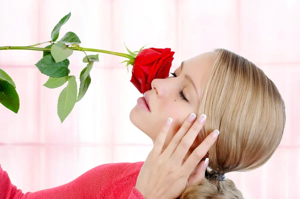 Блондинка з червоною трояндою — стокове фото
