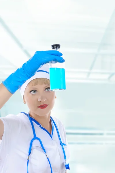 Junge Krankenschwester in Uniform — Stockfoto