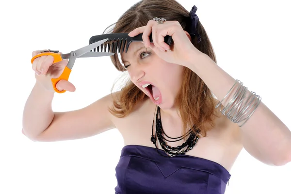 Schöne junge Mädchen tut ihr Haar. — Stockfoto