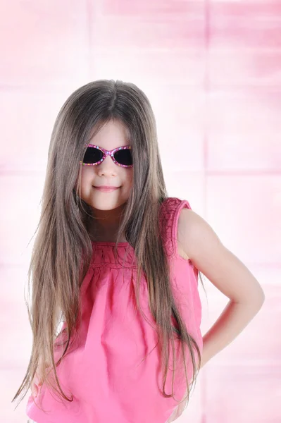 Piccola bruna dai capelli lunghi in occhiali da sole — Foto Stock