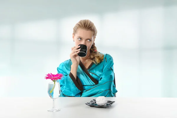 Дівчина п'є ранкову каву — стокове фото
