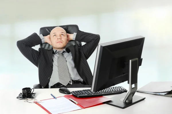 Affärsman sitter vid sitt skrivbord på kontoret. — Stockfoto