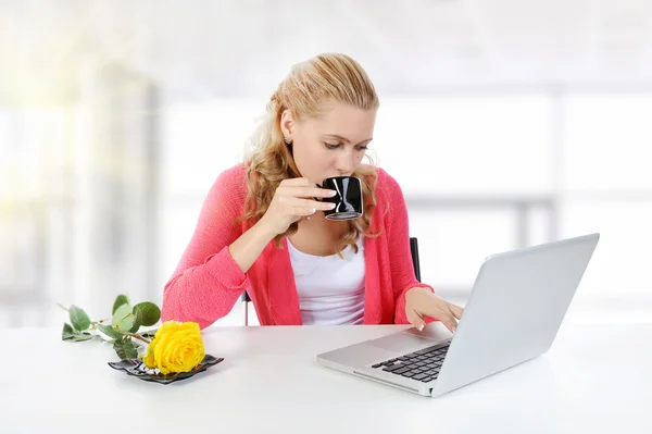 Girl drinking morning coffee in the office. — Stock Photo, Image