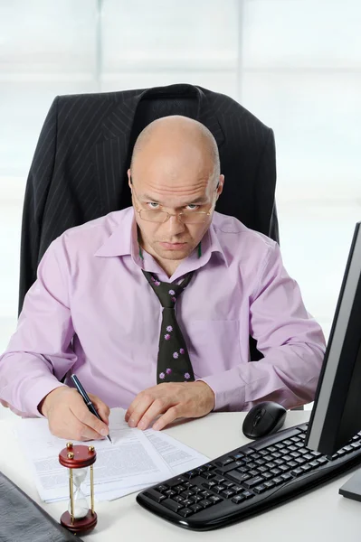 Empresário vestindo óculos assinar documentos . — Fotografia de Stock