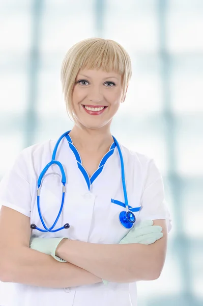 Lachende verpleegster in uniform. — Stockfoto
