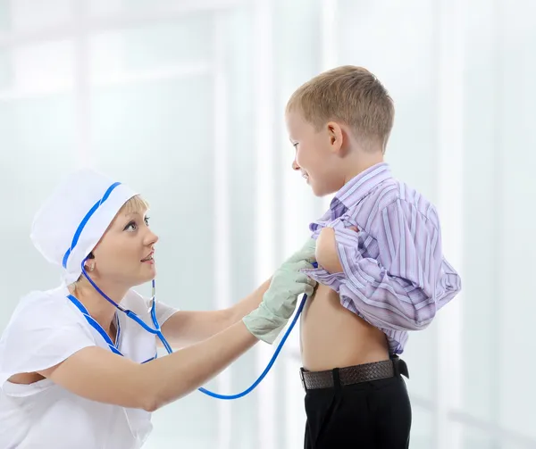 Verpleegkundige luistert naar een jonge patiënt — Stockfoto