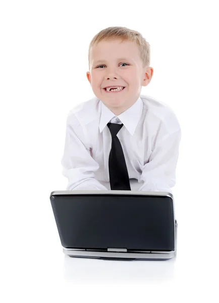 Мальчик с ноутбуком . — стоковое фото