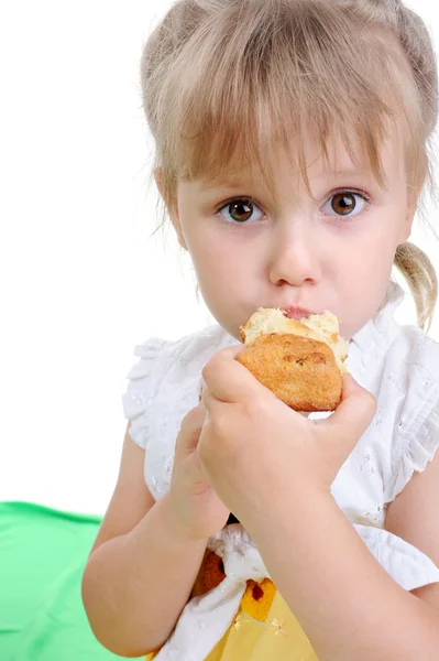 Mädchen isst Kuchen. — Stockfoto