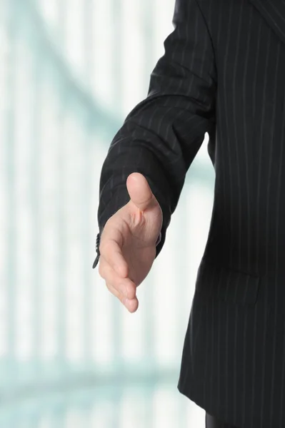 Muž drží natáhl ruku pro handshake — Stock fotografie