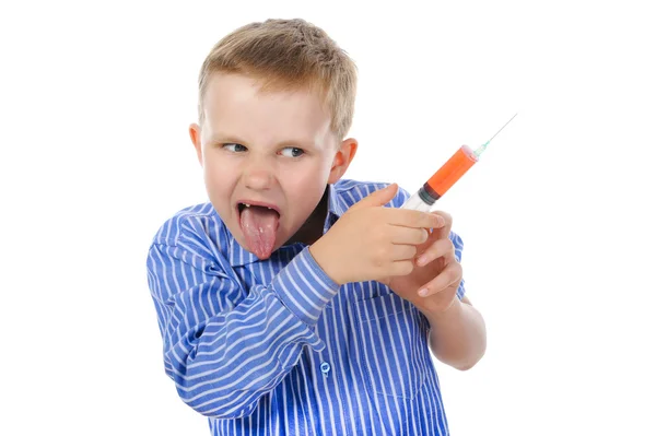 Chlapec s injekční stříkačkou v ruce. — Stock fotografie