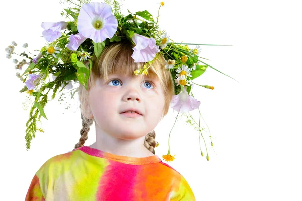 Dreijähriges Mädchen mit Kranz auf dem Kopf. — Stockfoto