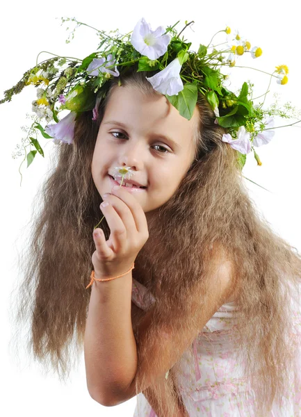 Menina com uma coroa de flores na cabeça . — Fotografia de Stock