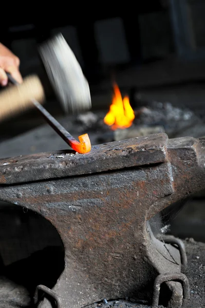 Blacksmith forges iron — Stock Photo, Image