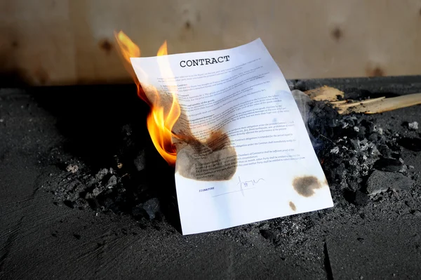 Burning contract — Stock Photo, Image